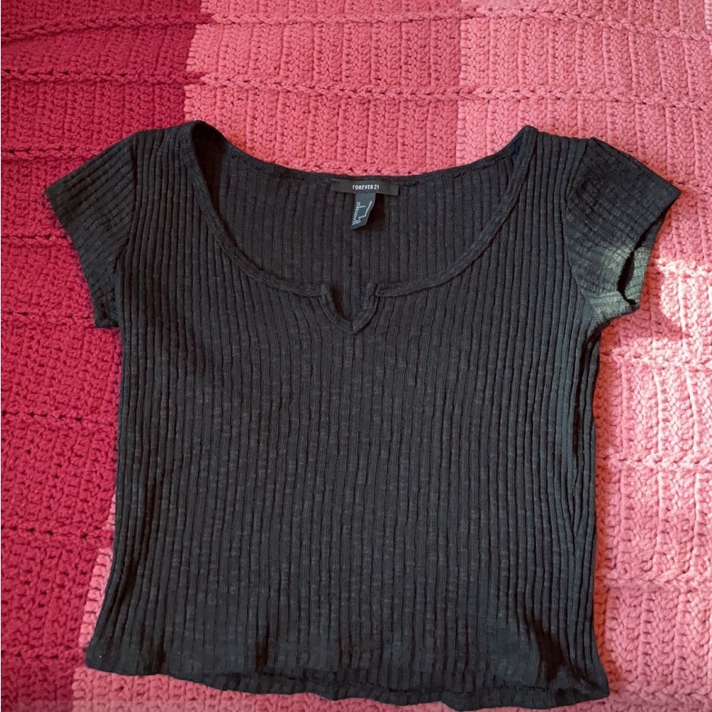 american eagle black cropped tee!